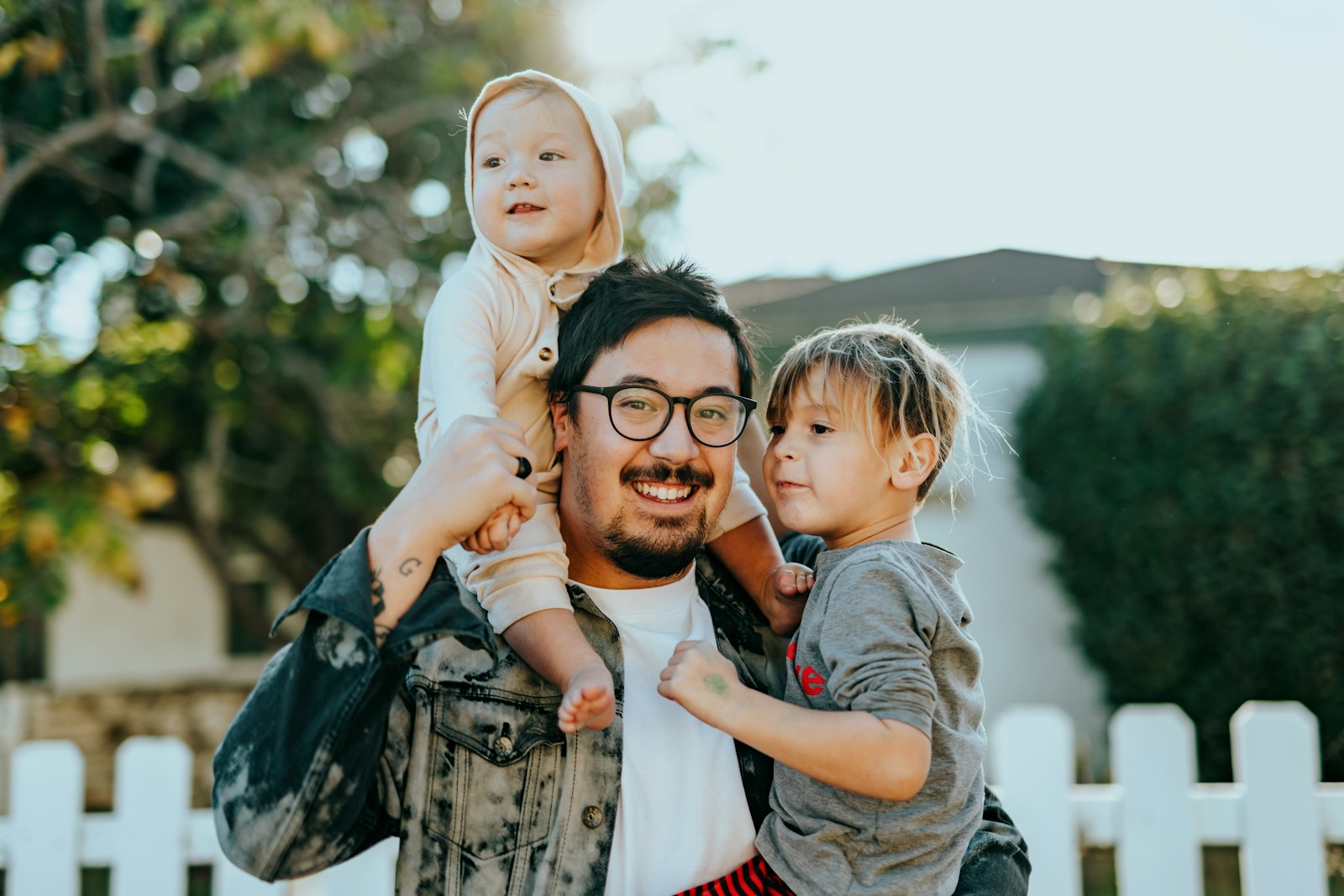 Padre acompañando a sus hijos en casa