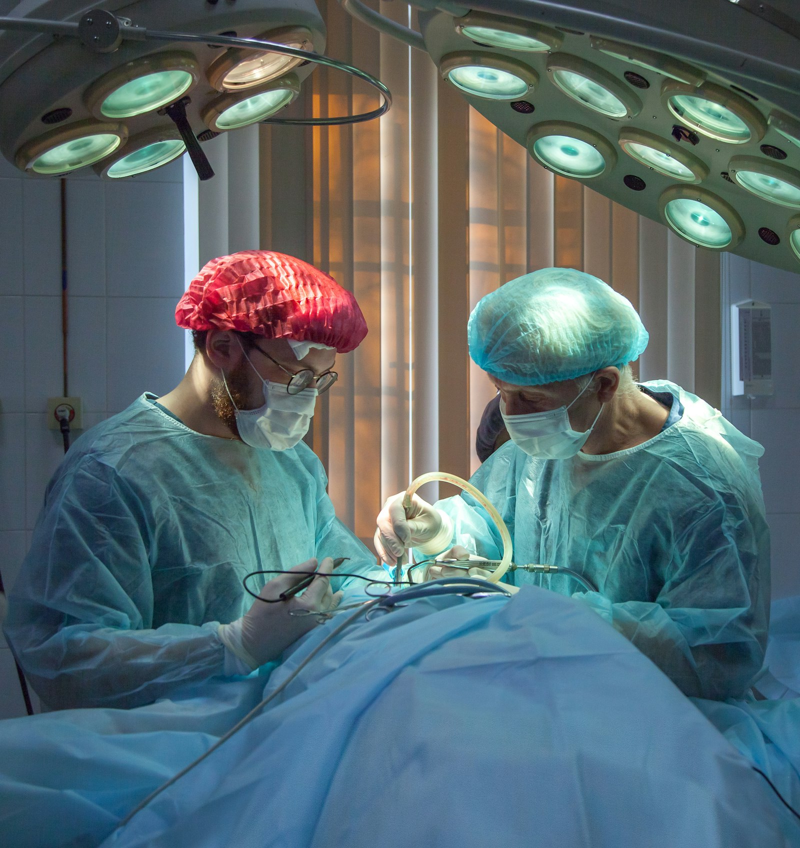 Equipo médico en plena intervención quirúrgica
